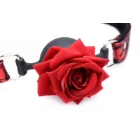 Кляп з трояндою Master Series: Eye-Catching Ball Gag With Rose, чорно-червоний — Переглянути зображення 3