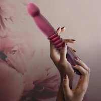 Пульсатор для точки G Blush Temptasia – Trixie Thrusting Dildo – Wine Red, 3 швидкості — Переглянути зображення 16