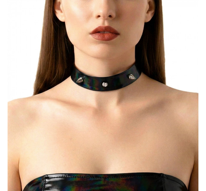 Лакований чокер з шипами Art of Sex - Mistress, колір чорний з ефектом голограми, розмір S