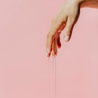 Розігрівальна олія Bijoux Indiscrets Light my Fire – Strawberry Bubblegum (100 мл) — Переглянути зображення 3