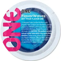 Ароматизований презерватив ONE FlavorWaves Fresh Mint, 1 шт, яскраво-синій, запах м’яти — Переглянути зображення 2