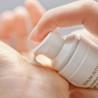 Зволожувальна сироватка для інтимної зони YESforLOV INTIMATE SERUM 30 мл — Переглянути зображення 4