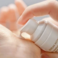 Зволожувальна сироватка для інтимної зони YESforLOV INTIMATE SERUM, на 99,5 % натуральна, унісекс — фото 4