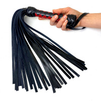 Флоггер маленький / мартинет, 30 хвостов по 35 см, цвет черно-красный Флоггер маленький / мартинет, 30 хвостов по 35 см, цвет черно-красный