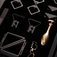 БДСМ-набір LOCKINK All-in-1 BDSM Play Kit, чорний, ремені, маска, кляпи, анальні пробки, свічки — Переглянути зображення 6
