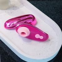 Вакуумный клиторальный стимулятор Womanizer Liberty 2 Iggy Azalea, 8 режимов, магнитная крышечка — Просмотреть изображение 9