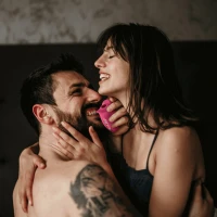 Вакуумний стимулятор Fun Factory Belle Raspberry, 11 режимів роботи, перезаряджуваний — Просмотреть изображение 9