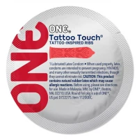 Презерватив ONE Tattoo Touch Red, 1 шт, червоний, з рельєфом у вигляді татуювання — Переглянути зображення 1