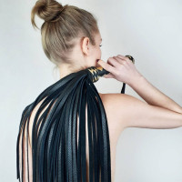 Черный флоггер классический с золотой рукоятью, натуральная кожа, 50 хвостов, по 50см, рукоятка 20см Черный флоггер классический с золотой рукоятью, натуральная кожа, 50 хвостов, по 50см, рукоятка 20см