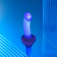Дилдо, що світиться Strap-On-Me Glow-LED Dildo Purple - M — Просмотреть изображение 6
