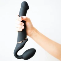 Безремінний страпон з вібрацією Strap-On-Me Vibrating Black M, діаметр 3,8см, пульт ДК, регульований — Просмотреть изображение 12