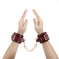 Шкіряні наручники Liebe Seele Wine Red Wrist Cuffs, знімний ланцюжок-кріплення — Переглянути зображення 9