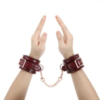 Шкіряні наручники Liebe Seele Wine Red Wrist Cuffs, знімний ланцюжок-кріплення — Переглянути зображення 16