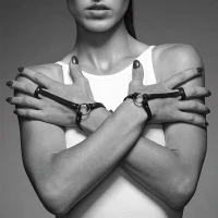 Пара браслетів на зап'ясті і палець Bijoux Indiscrets MAZE Hand Bracelet Harness Black, екошкіра — Переглянути зображення 3