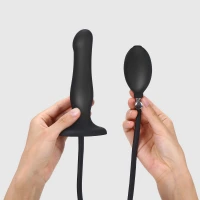 Надувний фалоімітатор Strap-On-Me INFLATABLE DILDO PLUG - NOIR, кулька всередині, діаметр до 6 см — Переглянути зображення 1