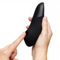 Вакуумний кліторальний стимулятор Womanizer Enhance Black — Переглянути зображення 14