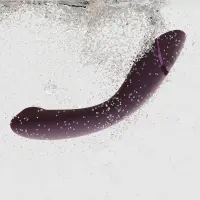 Вакуумний стимулятор для точки G та клітора з вібрацією Womanizer OG Aubergine, 12 рівнів, 3 режими — Просмотреть изображение 6