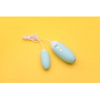 Вакуумный стимулятор с виброяйцом 2-в-1 KISTOY Miss VV Cyan — Просмотреть изображение 8