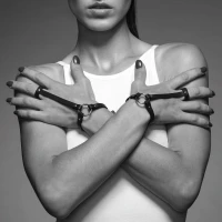 Пара браслетів на зап'ясті і палець Bijoux Indiscrets MAZE Hand Bracelet Harness Brown, екошкіра — Переглянути зображення 2