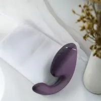 Подвійний вакуумний кліторальний стимулятор з вібрацією Womanizer Next Duo - Dark Purple — Переглянути зображення 36