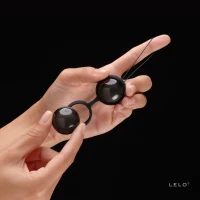 Вагінальні кульки LELO Luna Beads Noir Black, зміщений центр ваги, діаметр 2,9 см, 2х37 г — Переглянути зображення 4