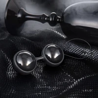 Вагінальні кульки LELO Luna Beads Noir Black, зміщений центр ваги, діаметр 2,9 см, 2х37 г — Переглянути зображення 5
