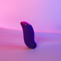 Вакуумный клиторальный стимулятор Love To Love BELIEVER – MIDNIGHT INDIGO — Просмотреть изображение 9