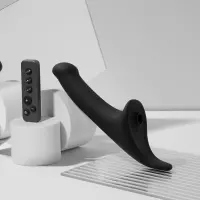 Вібронасадка для страпону з вакуумною стимуляцією Strap-On-Me Multi Orgasm Dildo M Black — Переглянути зображення 2