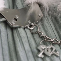 Наручники металеві Adrien Lastic Handcuffs White з білим пухнастим оздобленням — Просмотреть изображение 2