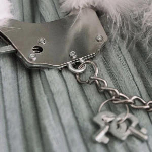 Наручники металеві Adrien Lastic Handcuffs White з білим пухнастим оздобленням