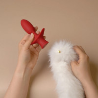 Анальна вібропробка з ротацією і пультом UPKO з білим натуральним лисячим хвостом, червона