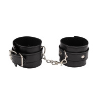Оковы Chisa Behave! Luxury Fetish с металлической фурнитурой, черные
