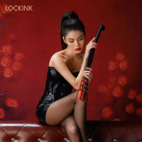 Флоггер с узелками на хвостах и текстурированной ручкой Lockink, кожаный, черно-красный, 58 см