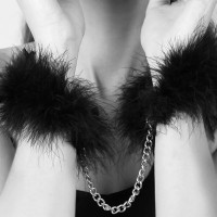Наручники с перьями Bijoux Indiscrets черные, OS Наручники с перьями Bijoux Indiscrets черные, OS