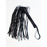 Флоггер из глянцевого кожзама DS Fetish под змеиный принт, черный