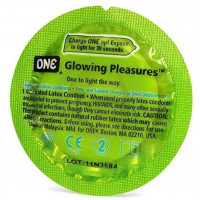 Презерватив латексний One Glowiing Pleasures, що світиться у темряві, 1 шт.
