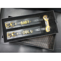 Наручники з написом BABY DOLL від UPKO з італійської шкіри, чорні із золотою фурнітурою