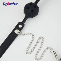 Кляп-шарик с отверстиями Roomfun и зажимами для сосков, черный