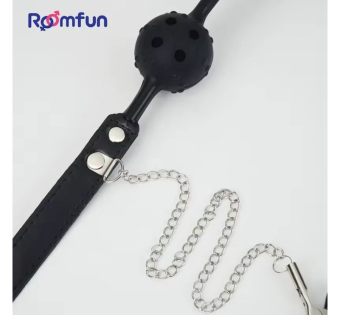 Кляп-кулька з отворами Roomfun та затискачами для сосків, чорний