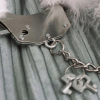 Наручники металеві Adrien Lastic з чорним пір'ям