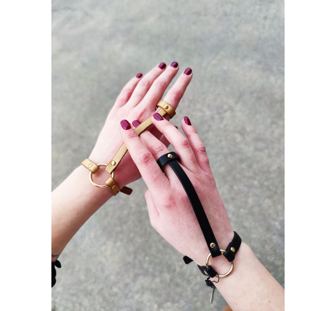 Пара браслетов на запястье и палец Bijoux Indiscrets MAZE Hand Bracelet Harness Brown, экокожа